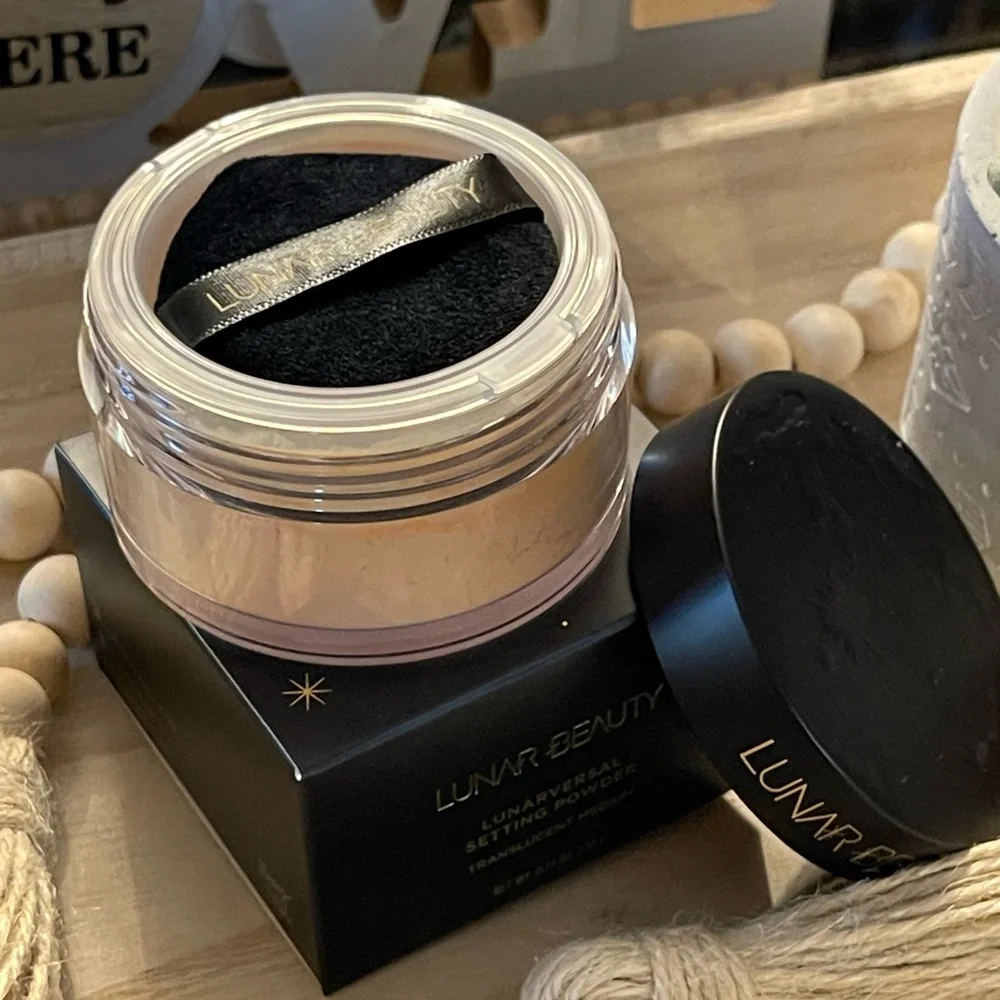 LUNAR BEAUTY By Manny Mua Lunaversal Translucent Setting Powder In Medium